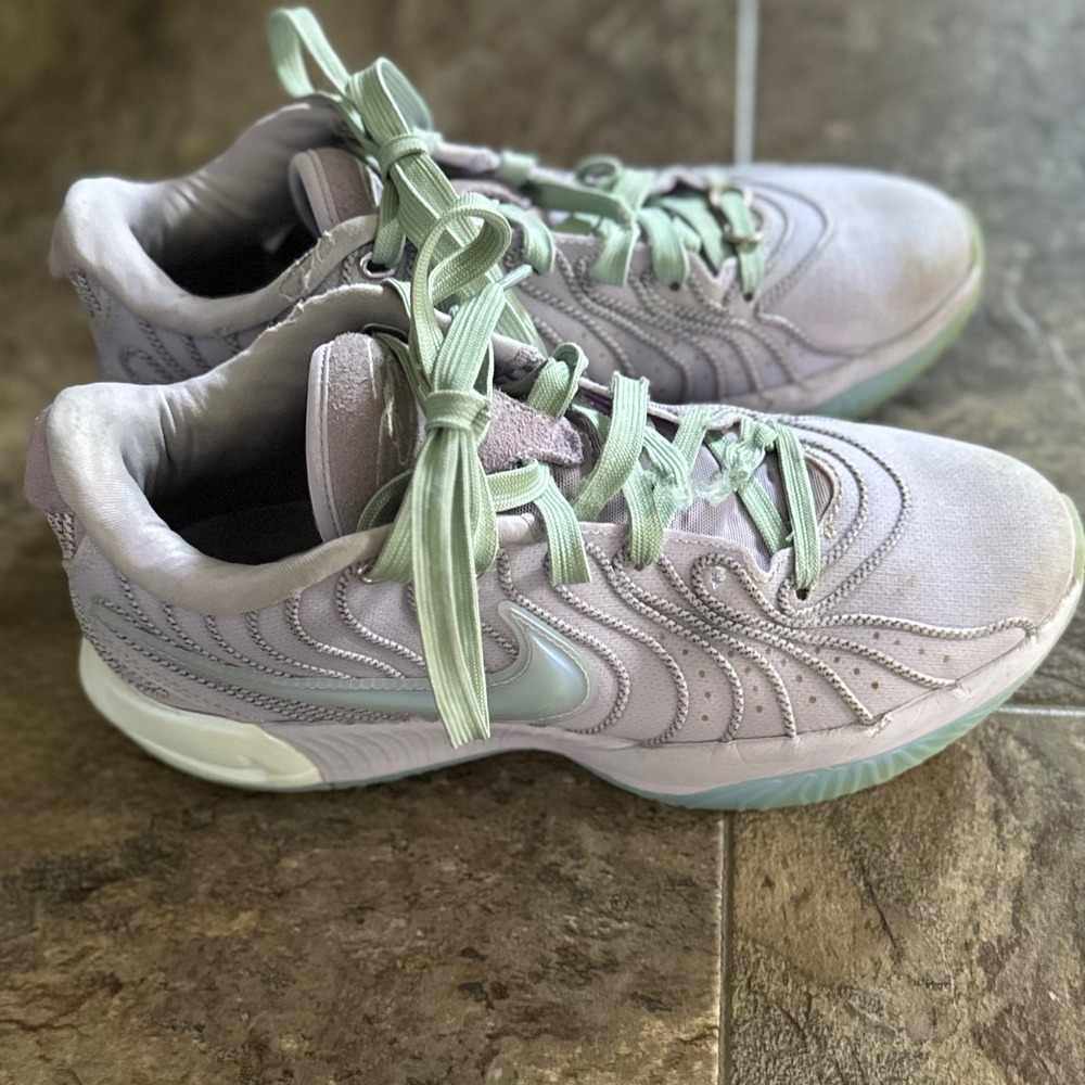 Nike LeBron James XXI‎ 21 Easter Serenity Men's Size 7.5 Barely Grape
HF5353-500
